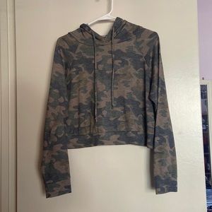 Cropped camo hoodie